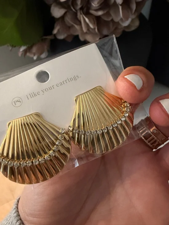 Shell earrings - Picture 3 of 3